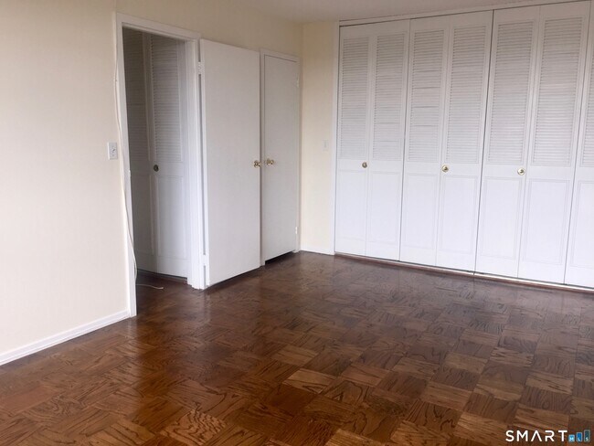 Building Photo - 1 Strawberry Hill Ct