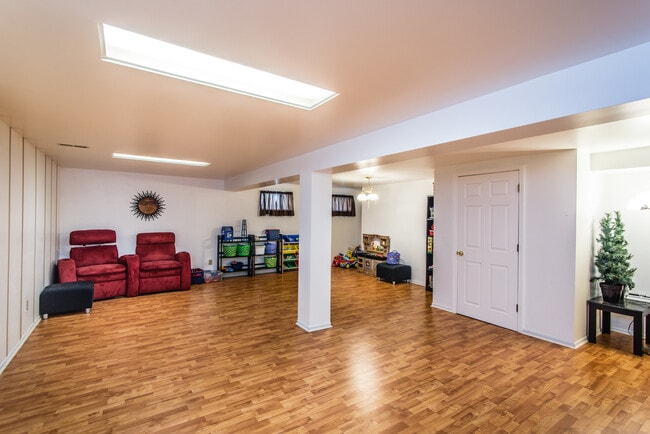 Building Photo - 1620 Dahlia Ct
