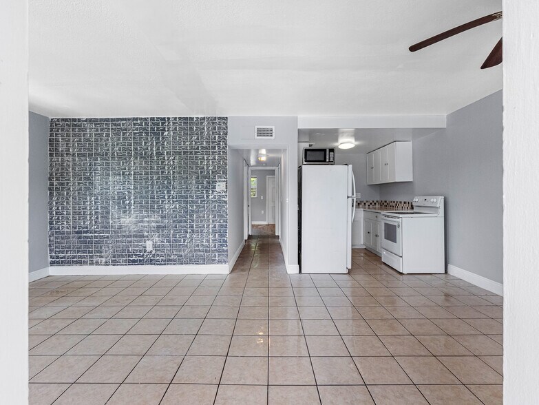 Building Photo - 311 Avanda Ct