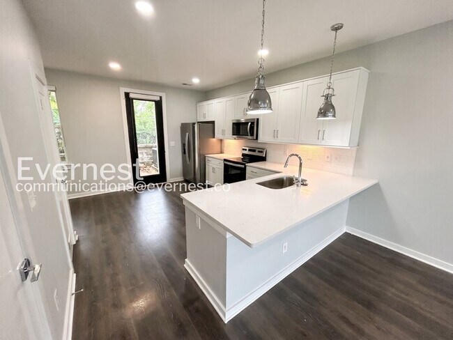 Building Photo - Limited Time Special Offer / 2 Bed/2.5 Bath Townhome with Off-Street Parking / Pet-Friendly / Ava...