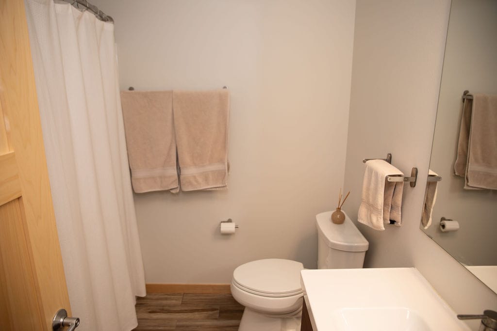 Building Photo - 3850 Sunnyside Dr W