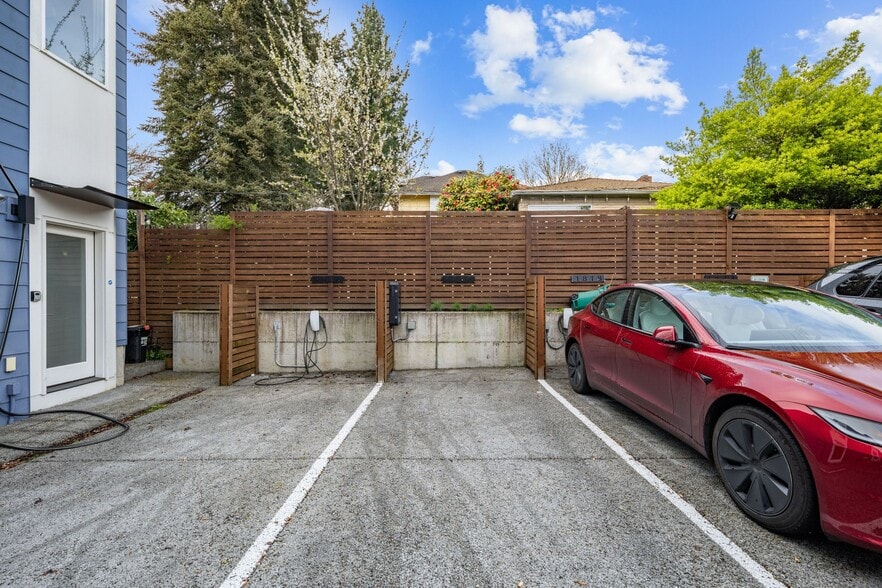 Building Photo - 1816 15th Ave S