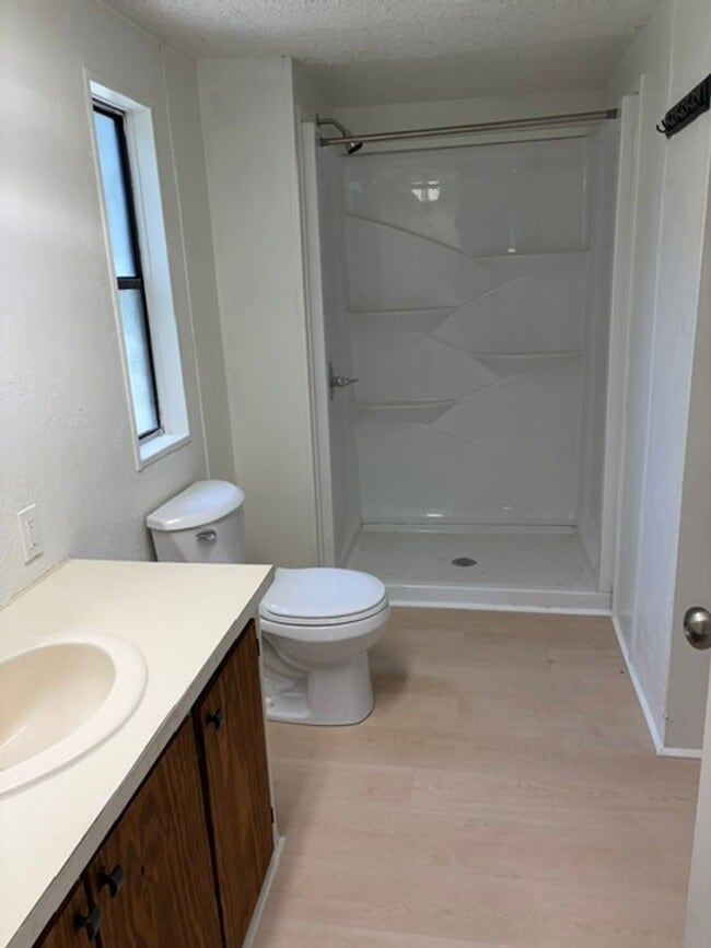 Building Photo - 3 Bedroom Home Available Now!