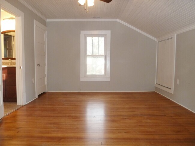 Building Photo - Stunning, renovated 7br home in the heart of Carrboro! Walk to downtown w/ ease, walk or bike to ...