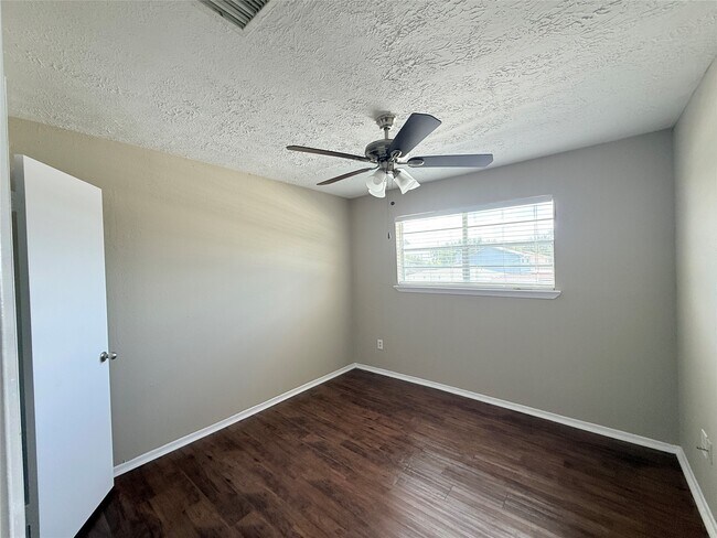 Building Photo - 12875 High Star Dr