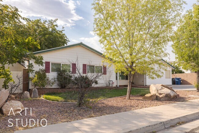 Building Photo - Spacious 4 Bedroom, 3 Bathroom Home for Rent