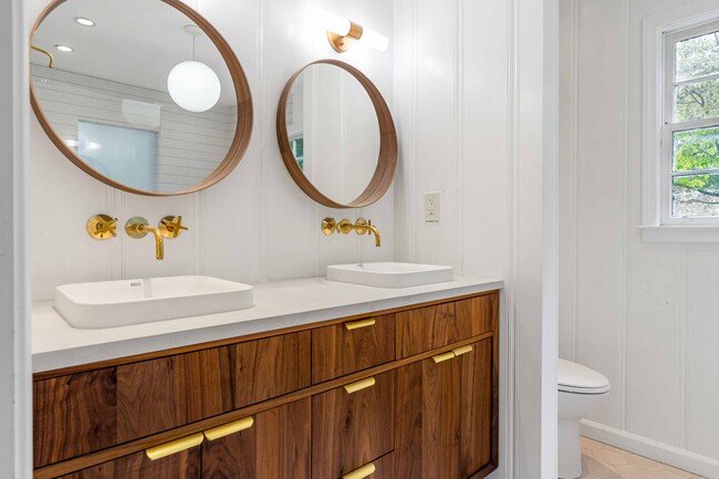 newly remodeled master bath - 716 Stokeswood Ave SE