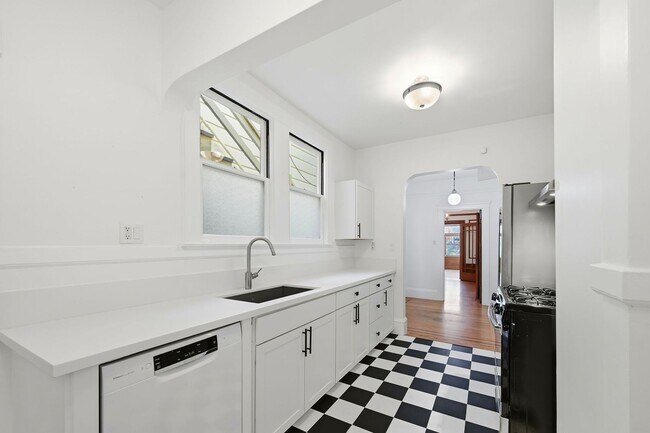 Building Photo - Light Filled Condo in Noe Valley+ Parking Included+ Laundry In unit - Please Contact for Showing ...