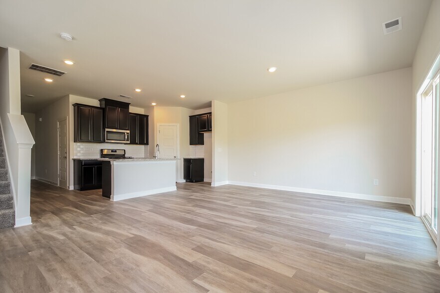 Building Photo - 210 Telford Dr