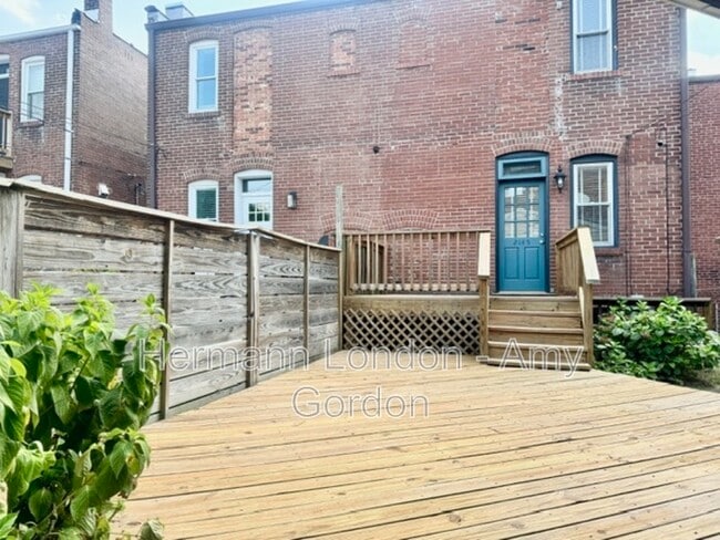 Building Photo - 2145 Victor St