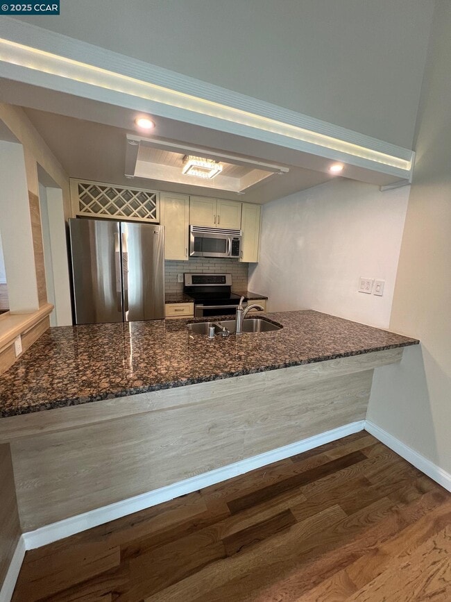 Building Photo - 438 Ridgeview Dr