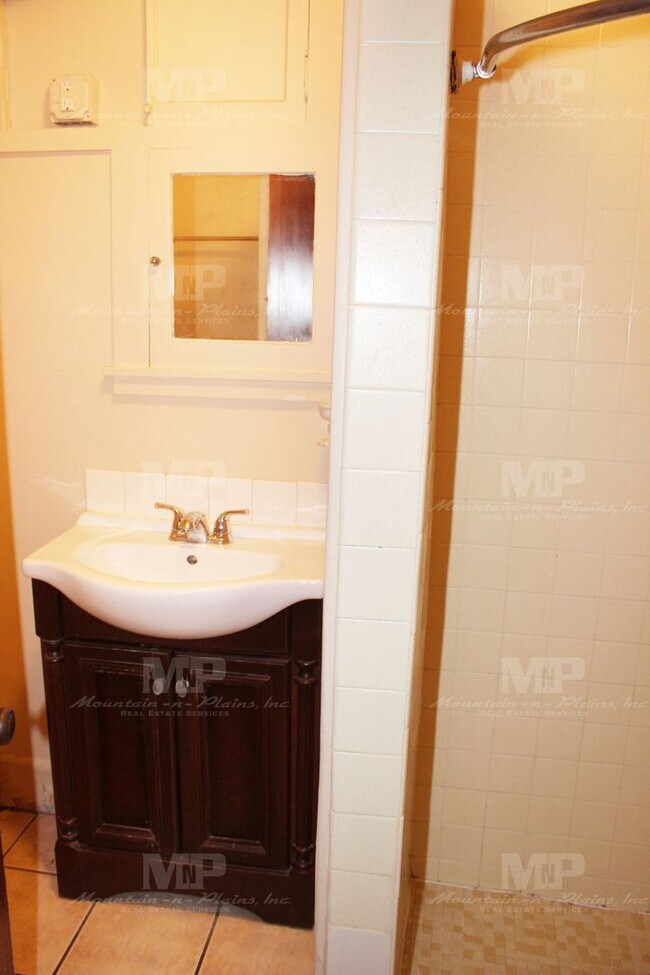 Building Photo - 322 1/2 W Laurel St