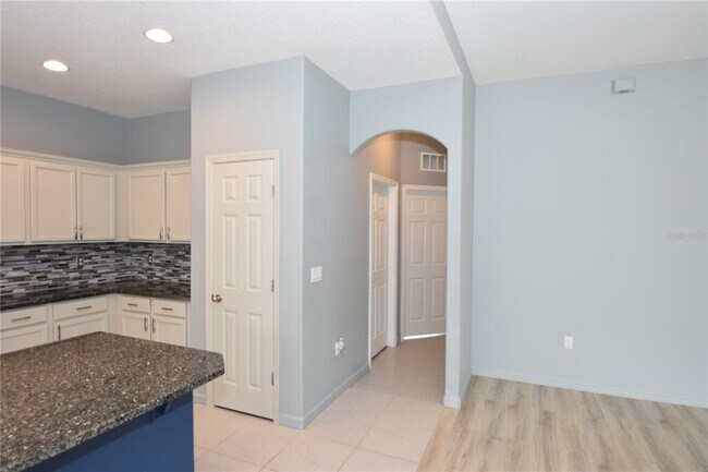 Building Photo - 2 Rae Pl