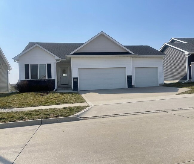 Primary Photo - 4 bedroom / 3 bath home in Waukee- Contact...