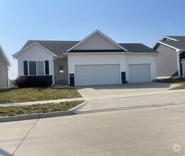 Building Photo - 4 bedroom / 3 bath home in Waukee- Contact...