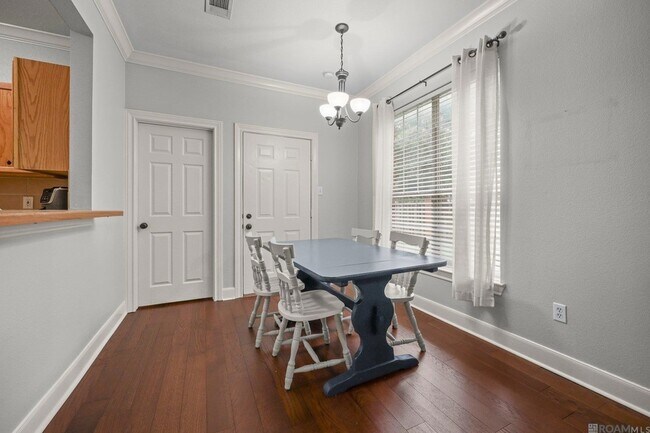 Building Photo - 710 E Boyd Dr