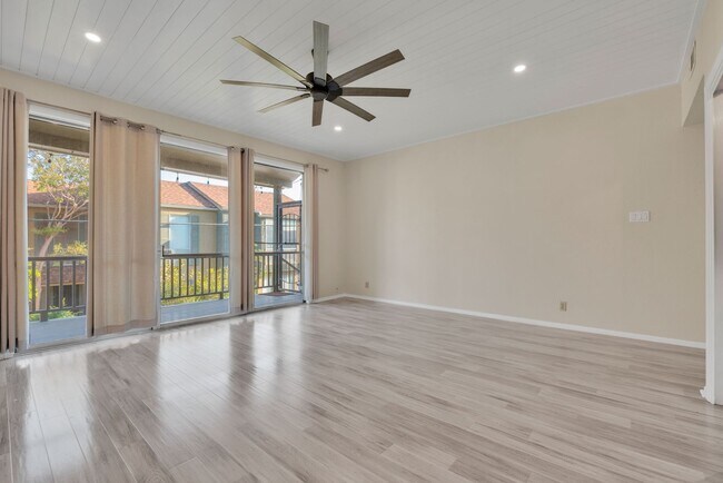 Building Photo - Charming 2 Bedroom Condominum