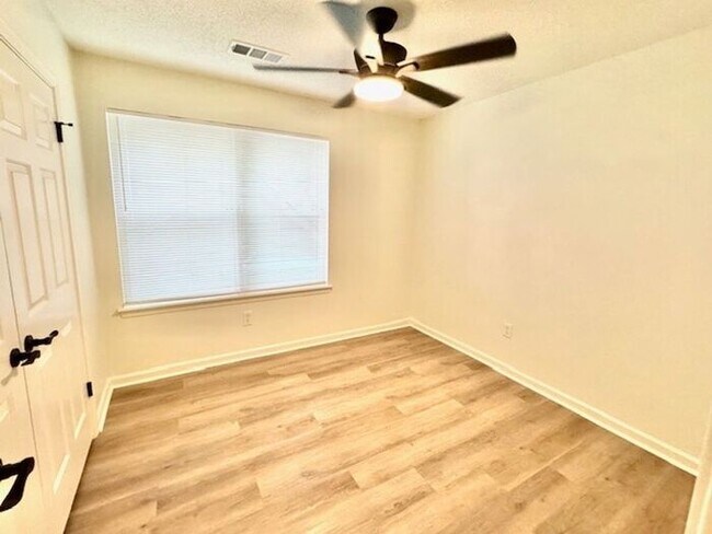 Building Photo - Spacious updated Cordova Townhome Available!