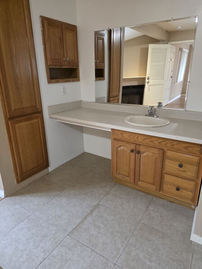 Building Photo - 2072