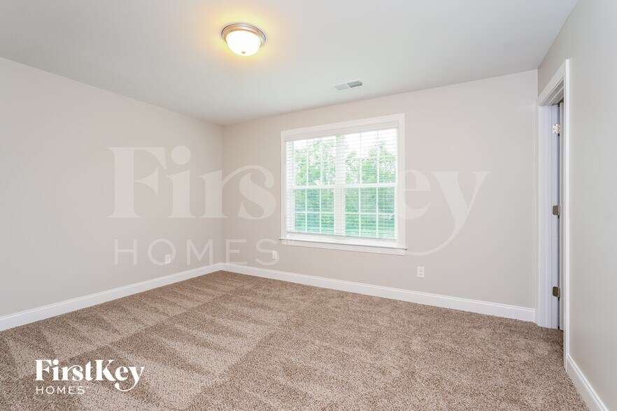 Building Photo - 558 Dorchester St