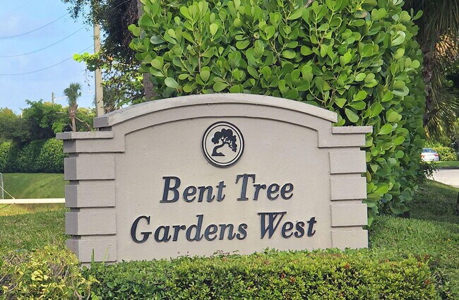 Building Photo - 9810 Pineapple Tree Dr