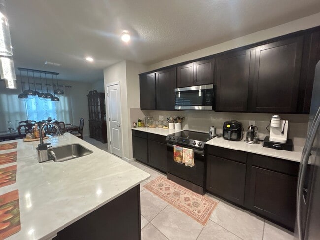 Building Photo - Beautiful and spacious 5/3 Kissimmee