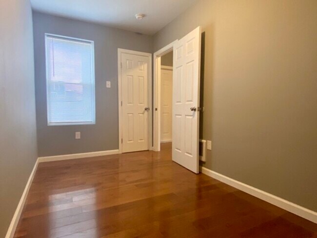 Building Photo - 925 N Markoe St