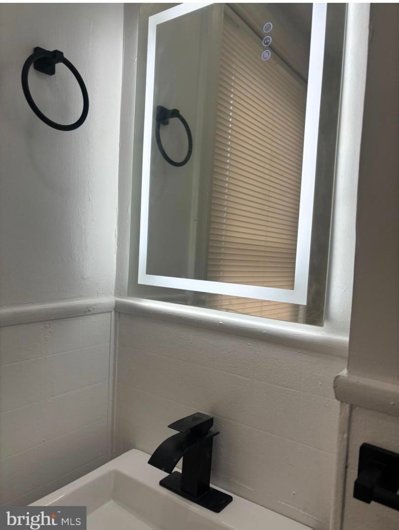 Building Photo - 321 Loney St