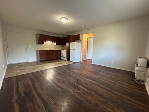 Building Photo - 1 Bedroom, 1 Bath Apartment at the Brooksi...