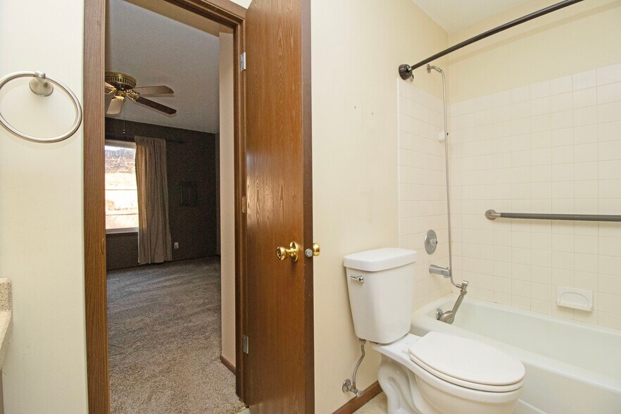 Building Photo - 4215 Sylvia Ln S