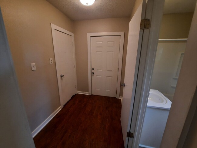 Building Photo - 2 Bedroom, 1 Bathroom rental home with gar...