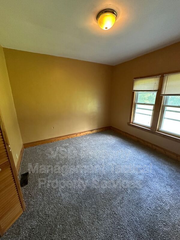 Building Photo - 3285 E 143rd St
