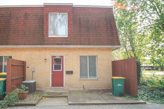 Building Photo - 702-708 E. 72nd