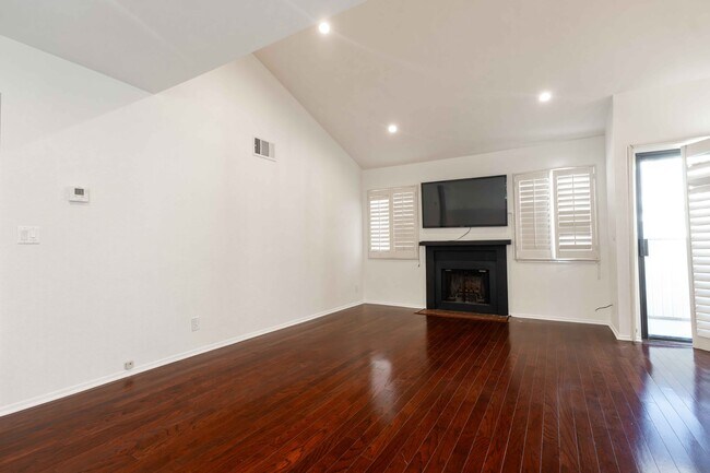 Building Photo - 10506 Sunland Blvd