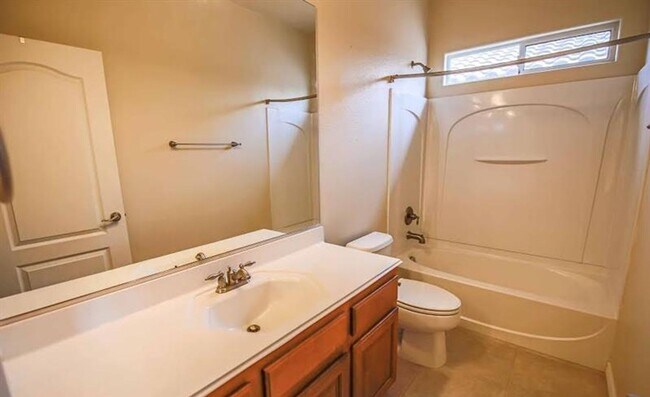 Building Photo - Welcome to this stunning 3-bedroom, 2.5-bathroom home located in the desirable city of Las Vegas!