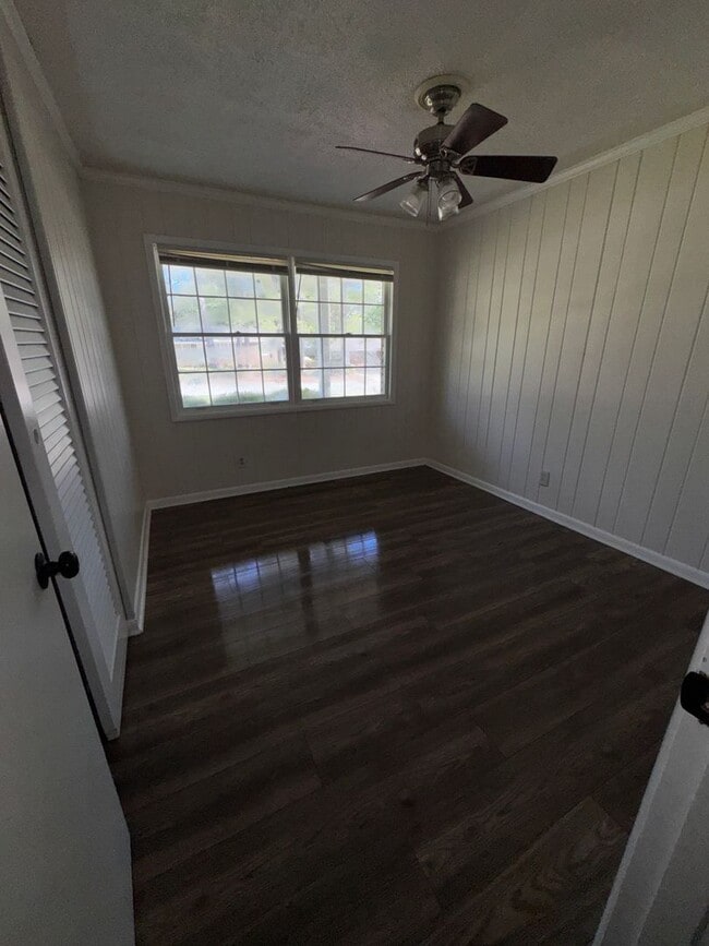 Building Photo - Charming 3 bedroom, 2 bathroom home featuring a fenced-in backyard and enclosed back porch. Fresh...