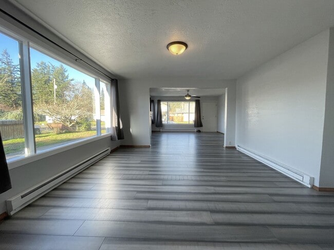Building Photo - Fantastic Duplex Unit with Washer/Dryer, Parking, Outdoor Space