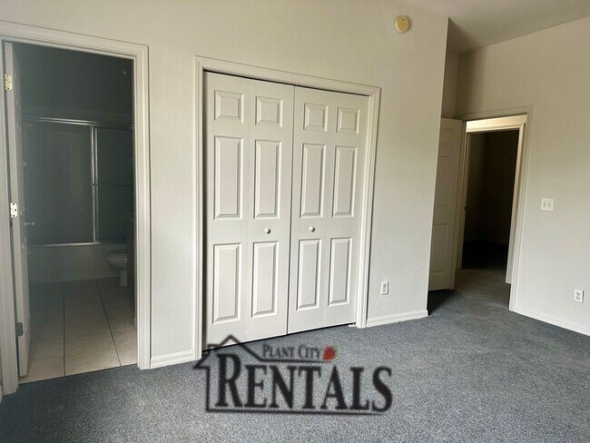 Building Photo - 3/2.5 RARE TOWNHOME NEW PAINT & CARPET