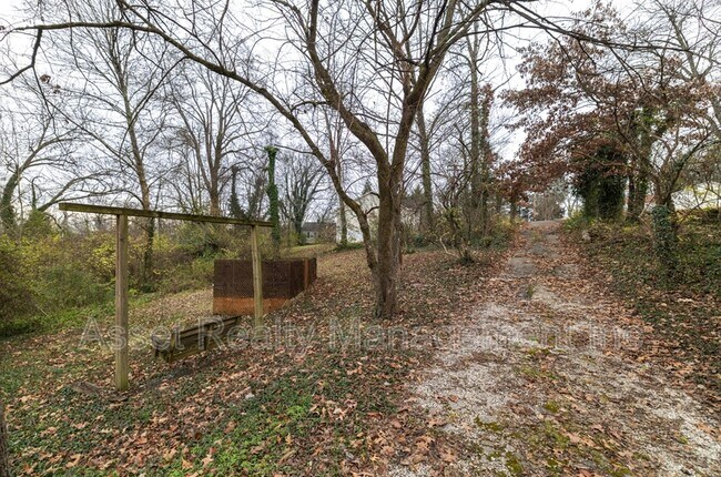 Building Photo - 5501 Lake Shore Dr