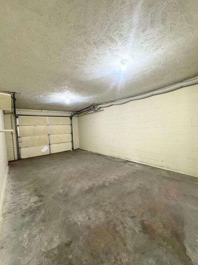 Building Photo - Spacious Two Bedroom Home! Available Now!