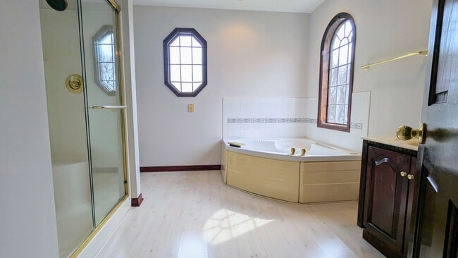 Building Photo - 709 W Kenilworth Ave