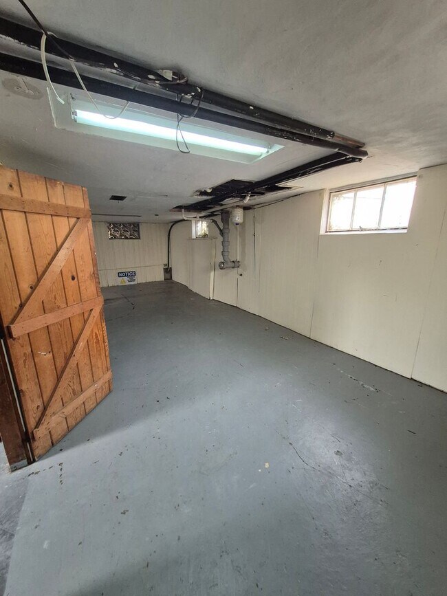 Building Photo - Charming 2-bedroom home!