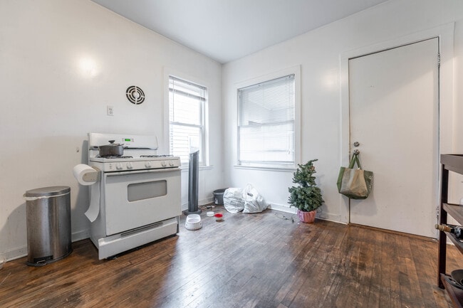 Building Photo - 2227 W Leland Ave