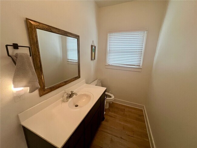 Building Photo - 917 NE Arleta Gardens