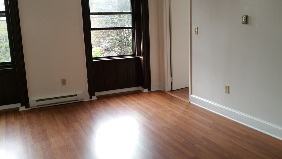 Building Photo - 53 Ten Broeck St