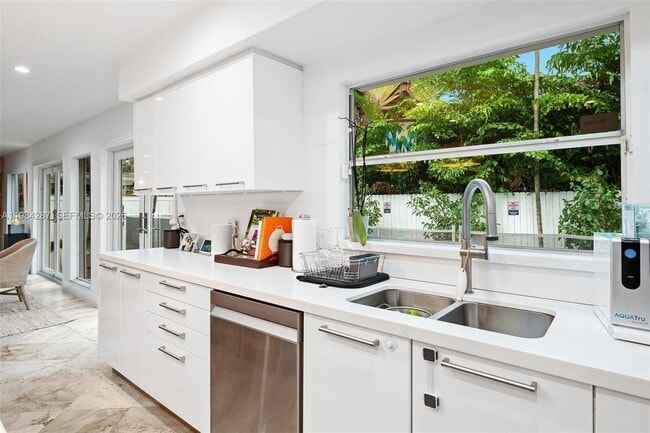 Building Photo - 200 W Mashta Dr