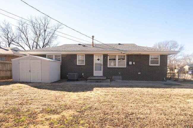 Building Photo - Charming 3 bedroom 1.5 bathroom house in SE Wichita!