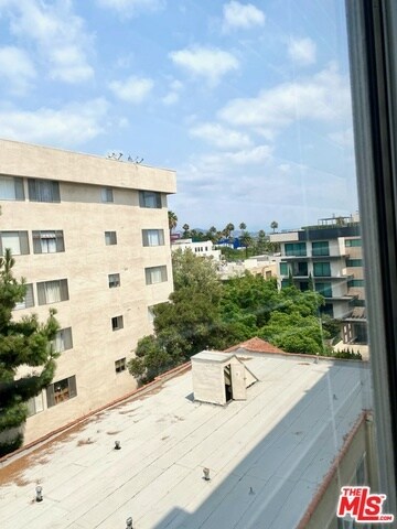 Building Photo - 435 N Oakhurst Dr