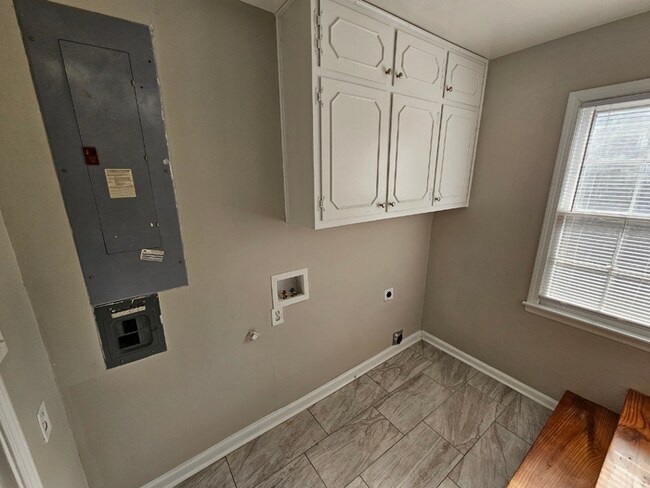 Building Photo - Massive 4BR/3BA Memphis Rental | Brick Fireplace & Built-Ins | Fenced Yard!