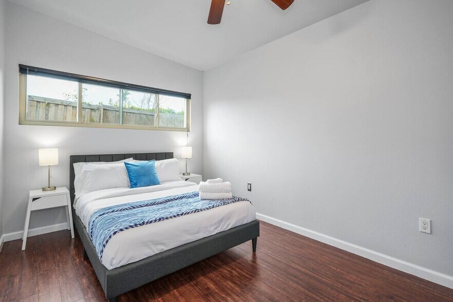 Building Photo - 728 Stepney Pl